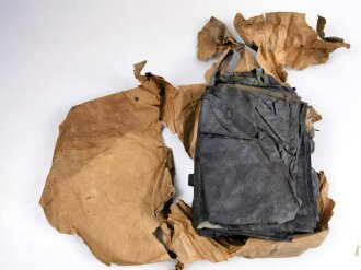 Satz "Leichte Gasbekleidung ( M ) " Ungebraucht, in der originalen aber defekten Umverpackung, dazu das ebenfalls originale Inhaltsverzeichnis mit Druckvermerk von 1942. Die Gummierung leicht verklebt, lässt sich problemlos lösen.