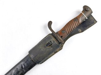 1.Weltkrieg, Seitengewehr M98/05 alter Art mit Stahlblechscheide. Hersteller Simson & Co Suhl, preussische Abnahme von 1915. Scheide alt überlackiert, Koppelschuh aus schwarzem leder.