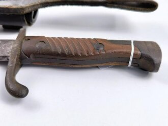 1.Weltkrieg, Seitengewehr M98/05 alter Art mit Stahlblechscheide. Hersteller Simson & Co Suhl, preussische Abnahme von 1915. Scheide alt überlackiert, Koppelschuh aus schwarzem leder.