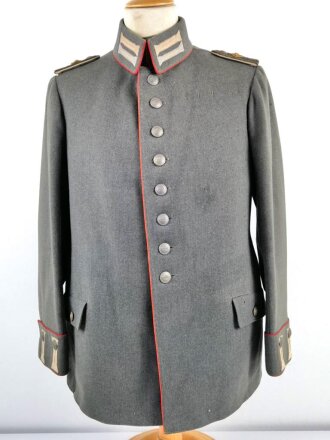 Baden, feldgraue Feldbluse für einen Offizier im Leib Regiment 109. Guter Zustand, die Schulterklappenauflagen wohl neuzeilich ergänzt