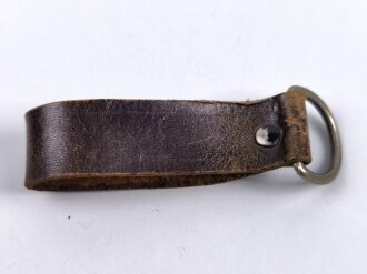 Aufschiebeschlaufe für Querriemen oder Gehänge zum Dienstdolch, braunes Leder. Gesamthöhe ohne D-Ring 7cm