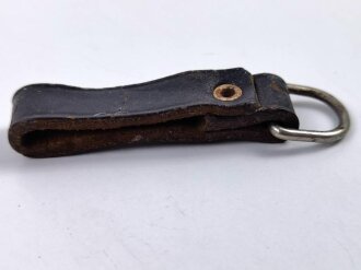 Aufschiebeschlaufe für Querriemen oder Gehänge zum Dienstdolch, schwarzes Leder. Gesamthöhe ohne D-Ring 7cm