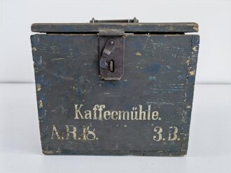 1.Weltkrieg, Kaffeemühle in Holzkiste, diese original lackiert, Bezeichnet " Kaffeemühle A.R.18"