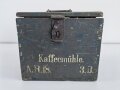 1.Weltkrieg, Kaffeemühle in Holzkiste, diese original lackiert, Bezeichnet " Kaffeemühle A.R.18"