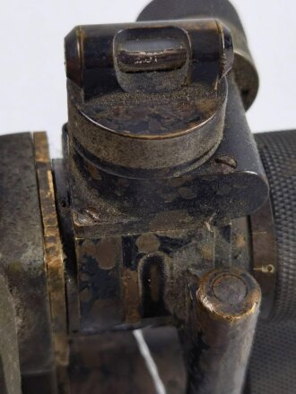 1.Weltkrieg, Scherenfernrohr von Carl Zeiss Jena, bezeichnet 10 x 5°. Originallack. Optisch defekt, lediglich hell und dunkel erkennbar. Seltene Ausführung