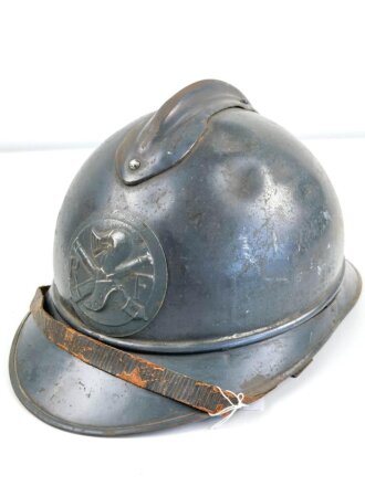 Frankreich 1.Weltkrieg, Stahlhelm Modell "Adrian" . Originallack, Innenfutter und Kinnriemen. Das Abzeichen  für Kampfwagen gab es glaube ich zu wissen ab 1919. das Abzeichen ist magnetisch, es es sich um ein original handelt kann ich leider nicht sagen.