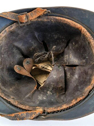 Frankreich 1.Weltkrieg, Stahlhelm Modell "Adrian" . Originallack, Innenfutter und Kinnriemen. Das Abzeichen  für Kampfwagen gab es glaube ich zu wissen ab 1919. das Abzeichen ist magnetisch, es es sich um ein original handelt kann ich leider nicht sagen.