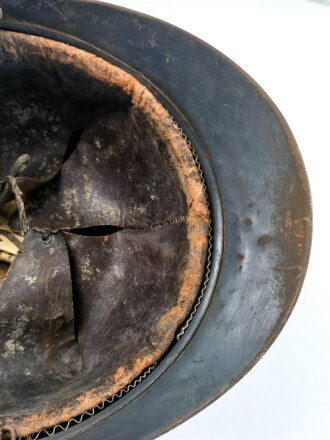 Frankreich 1.Weltkrieg, Stahlhelm Modell "Adrian" . Originallack, Innenfutter und Kinnriemen. Das Abzeichen  für Kampfwagen gab es glaube ich zu wissen ab 1919. das Abzeichen ist magnetisch, es es sich um ein original handelt kann ich leider nicht sagen.