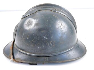 Frankreich 1.Weltkrieg, Stahlhelm Modell "Adrian" . Originallack, Innenfutter und Kinnriemen. Das Abzeichen  für Kampfwagen gab es glaube ich zu wissen ab 1919. das Abzeichen ist magnetisch, es es sich um ein original handelt kann ich leider nicht sagen.