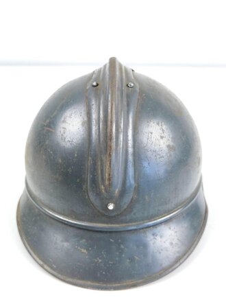 Frankreich 1.Weltkrieg, Stahlhelm Modell "Adrian" . Originallack, Innenfutter und Kinnriemen. Das Abzeichen  für Kampfwagen gab es glaube ich zu wissen ab 1919. das Abzeichen ist magnetisch, es es sich um ein original handelt kann ich leider nicht sagen.