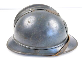 Frankreich 1.Weltkrieg, Stahlhelm Modell "Adrian" . Originallack, Innenfutter und Kinnriemen. Das Abzeichen  für Kampfwagen gab es glaube ich zu wissen ab 1919. das Abzeichen ist magnetisch, es es sich um ein original handelt kann ich leider nicht sagen.