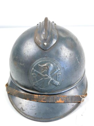 Frankreich 1.Weltkrieg, Stahlhelm Modell "Adrian" . Originallack, Innenfutter und Kinnriemen. Das Abzeichen  für Kampfwagen gab es glaube ich zu wissen ab 1919. das Abzeichen ist magnetisch, es es sich um ein original handelt kann ich leider nicht sagen.