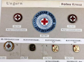 Ungarn, Sammlung  Abzeichen zum Thema  Rotes Kreuz, jeweils auf Karton befestigt