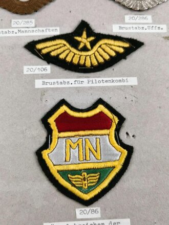 Ungarn, Sammlung Abzeichen zum Thema Luftwaffe,  jeweils auf Karton befestigt