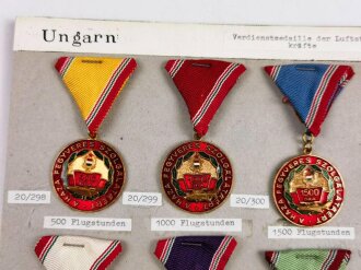 Ungarn, Sammlung  9 x Verdienstmedaille der Luftstreitkräfte,  jeweils auf Karton befestigt