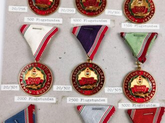 Ungarn, Sammlung  9 x Verdienstmedaille der Luftstreitkräfte,  jeweils auf Karton befestigt