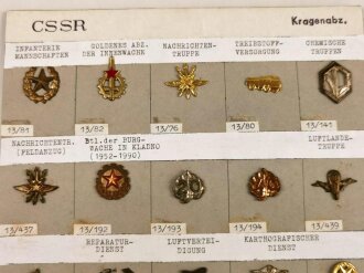 Tschechoslowakei, Sammlung  Kragenabzeichen Armee,  jeweils auf Karton befestigt