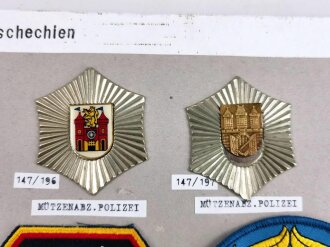 Tschechoslowakei, Sammlung  Ärmel- und Mützenabzeichen Polizei ?,   jeweils auf Karton befestigt