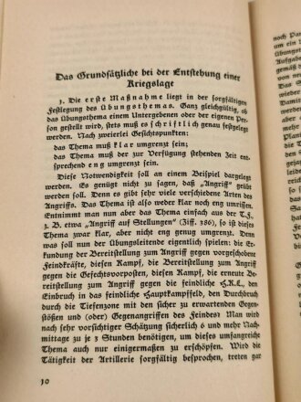 "Anlage und Leitung taktischer Spiele" 332 Seiten, datiert 1939,  DIN A5