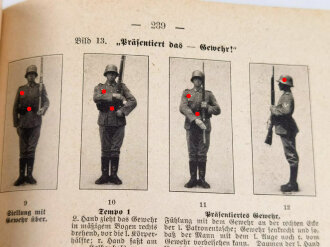 "Der Dienstunterricht im Heere, Ausgabe für den Gewehr und M.G.- Schützen" datiert 1935, 333 Seiten