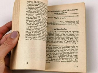 "Taschenbuch für die Ausbildung im Gasabwehrdienst" datiert 1944, 290 Seiten und Anlagen