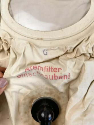 Luftschutz Gasjäckchen für Kleinkinder, Blasebalg leicht defekt, sonst guter Gesamtzustand.