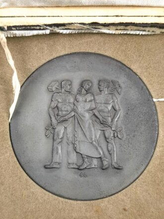 III.Reich, Nicht tragbare Medaille " Für Langjährige Mitarbeit im Dienste der Pfälzischen Wirtschaft im Etui, dieses leicht beschädigt" Durchmesser 81 mm