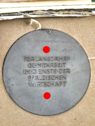 III.Reich, Nicht tragbare Medaille " Für Langjährige Mitarbeit im Dienste der Pfälzischen Wirtschaft im Etui, dieses leicht beschädigt" Durchmesser 81 mm