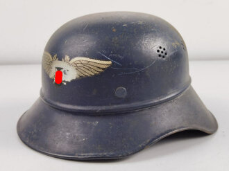 Stahlhelm Luftschutz, Originallack, in allen Teilen Original. Hakenkreuz vorhanden