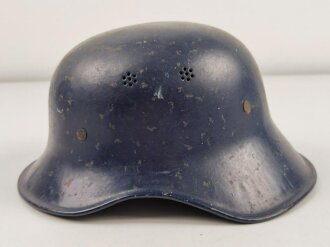 Stahlhelm Luftschutz, Originallack, der Kinnriemen aus Kunststoff. Einteilige Ausführung