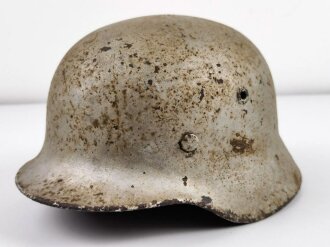 Stahlhelm Wehrmacht Modell 1940. Hersteller Q64, mit silberner Farbe angemalt