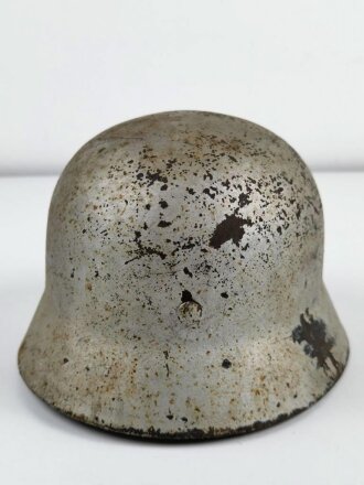 Stahlhelm Wehrmacht Modell 1940. Hersteller Q64, mit silberner Farbe angemalt