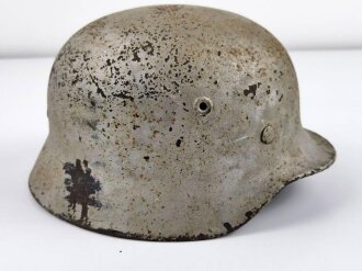 Stahlhelm Wehrmacht Modell 1940. Hersteller Q64, mit silberner Farbe angemalt