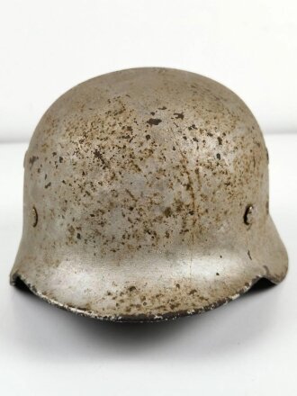 Stahlhelm Wehrmacht Modell 1940. Hersteller Q64, mit silberner Farbe angemalt