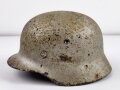 Stahlhelm Wehrmacht Modell 1940. Hersteller Q64, mit silberner Farbe angemalt