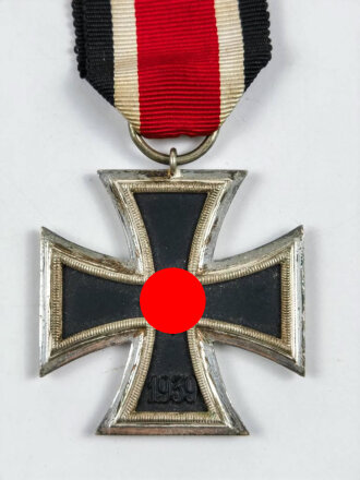 Eisernes Kreuz 2. Klasse 1939 am Band, sehr guter Zustand, Hakenkreuz mit voller Schwärzung