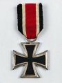 Eisernes Kreuz 2. Klasse 1939 am Band, sehr guter Zustand, Hakenkreuz mit voller Schwärzung