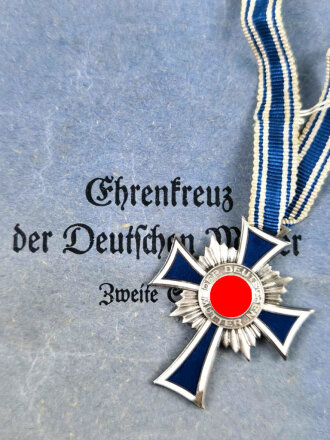 Ehrenkreuz der Deutschen Mutter (Mutterkreuz) in Silber am Band mit Verleihungstüte, Hersteller Deschler & Sohn, München, am rechten unteren Kreuzbereich mit Emailleschäden