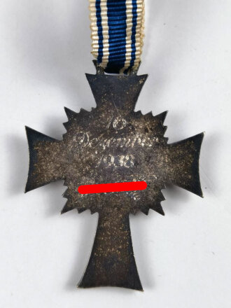 Ehrenkreuz der Deutschen Mutter (Mutterkreuz) in Silber am Band mit Verleihungstüte, Hersteller Deschler & Sohn, München, am rechten unteren Kreuzbereich mit Emailleschäden