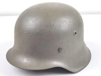 Stahlhelmglocke Wehrmacht Modell 1942.  Hersteller Q 66 für Quist Esslingen. Nach dem Krieg lackiert und mit neuem Innenfutter versehen