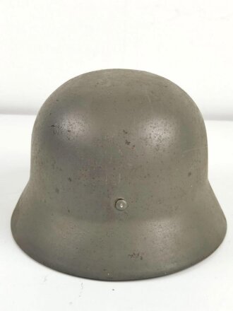 Stahlhelmglocke Wehrmacht Modell 1940.  Hersteller NS 64 für Vereinigte Deutsche Nickelwerke, Schwerte . Nach dem Krieg lackiert und mit neuem Innenfutter versehen.