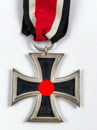 Eisernes Kreuz 2. Klasse 1939 am Band, Schinkel Ausführung des Hersteller Wilhelm Deumer, Lüdenscheid, Zargen fast vollständig Frostig, Hakenkreuz mit voller Schwärzung