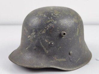 Stahlhelm Wehrmacht. Stahlhelmglocke Österreich 1.Weltkrieg mehrfach überlackiert und mit Wehrmacht Innenfutter und Nieten versehen. Ungereinigtes Stück