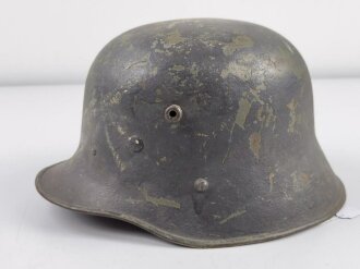 Stahlhelm Wehrmacht. Stahlhelmglocke Österreich 1.Weltkrieg mehrfach überlackiert und mit Wehrmacht Innenfutter und Nieten versehen. Ungereinigtes Stück