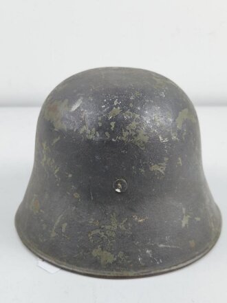 Stahlhelm Wehrmacht. Stahlhelmglocke Österreich 1.Weltkrieg mehrfach überlackiert und mit Wehrmacht Innenfutter und Nieten versehen. Ungereinigtes Stück