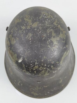 Stahlhelm Wehrmacht. Stahlhelmglocke Österreich 1.Weltkrieg mehrfach überlackiert und mit Wehrmacht Innenfutter und Nieten versehen. Ungereinigtes Stück