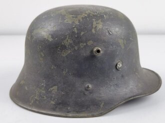 Stahlhelm Wehrmacht. Stahlhelmglocke Österreich 1.Weltkrieg mehrfach überlackiert und mit Wehrmacht Innenfutter und Nieten versehen. Ungereinigtes Stück