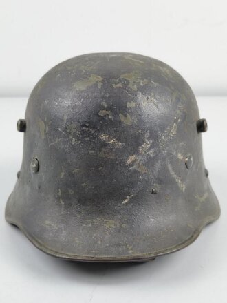 Stahlhelm Wehrmacht. Stahlhelmglocke Österreich 1.Weltkrieg mehrfach überlackiert und mit Wehrmacht Innenfutter und Nieten versehen. Ungereinigtes Stück