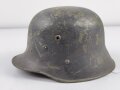 Stahlhelm Wehrmacht. Stahlhelmglocke Österreich 1.Weltkrieg mehrfach überlackiert und mit Wehrmacht Innenfutter und Nieten versehen. Ungereinigtes Stück