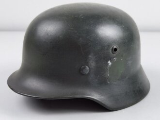 Heer, Stahlhelm Modell 1935. Während des Krieges mit neuem Innenfutter versehen und wieder verausgabt. Die reste eines neuzeitlichen Abziehbildes sichtbar, darunter apfelgrüner Originallack, Hersteller 68 für Quist